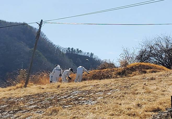 경북경찰청 전담수사팀이 지난 3월13일 오후 경북 봉화군 명호면 관창리 소재 이재명 더불어민주당 대표 부모 묘지에서 감식을 벌이고 있다. ⓒ 연합뉴스