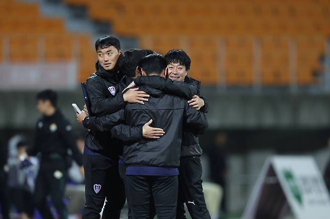 프로축구 K리그1 수원 삼성의 김병수 감독(오른쪽)이 13일 강원FC와의 13라운드 원정 경기에서 승리한 뒤 코칭 스태프들과 껴안으며 기뻐하고 있다. 프로축구연맹 제공