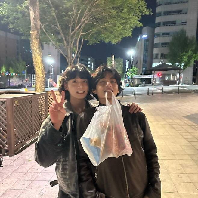 Group BTS (BTS) V has released a photo with Jungkook.On the 14th, V posted photos on his personal SNS Instagram with an article called  ⁇  these days (nowadays).In the open photo, Vu is taking a friendly attitude on the street with Jungkook with a plastic bag in his mouth.Most of all, Jungkook has caught the attention of the viewers by showing off his good looks with his wife while maintaining the medium and short hairstyle with the recently talked wave.On the other hand, BTS swept the Japanese Oricon chart with the OST title song  ⁇  The Planet  ⁇  of 3D action hero animation  ⁇   ⁇   ⁇   ⁇   ⁇ .