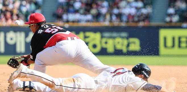 두산 박계범이 14일 잠실구장에서 열린 KIA전에서 3-0으로 앞서던 6회말 2사 1·3루에서 상대 수비 실수를 틈타 내야 안타를 만들며 1루로 세이프 되고 있다. 연합뉴스