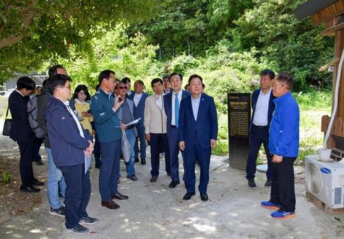 통영 욕지도 근대어촌 발상지 찾은 박완수 지사 [경남도 제공. 재판매 및 DB 금지]