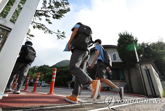 학교 가는 발걸음(기사와 직접 관계 없음) [연합뉴스 자료사진]