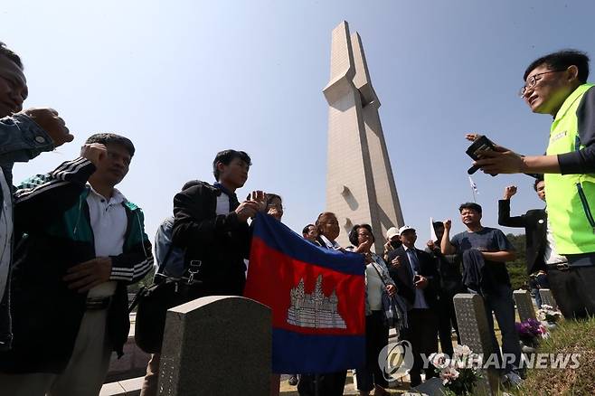 참배하는 캄보디아 촛불당 (광주=연합뉴스) 정다움 기자 = 5·18 민주화운동 43주년을 나흘 앞둔 14일 오전 광주 북구 운정동 국립 5·18 민주묘지에서 캄보디아 촛불당 관계자들이 참배하고 있다. 2023.5.14 daum@yna.co.kr