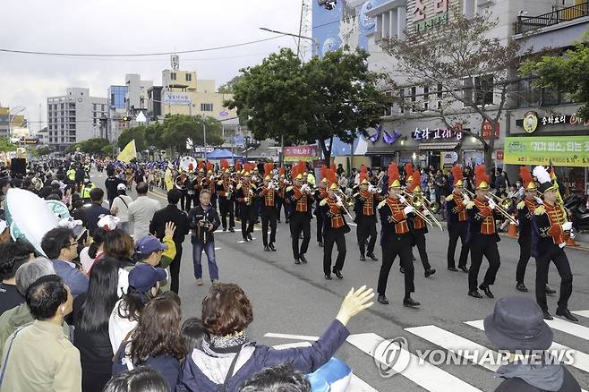 2023 울산고래축제 '고래 퍼레이드' (울산=연합뉴스) 울산시 남구는 지난 11일부터 나흘간 장생포 고래문화특구에서 열린 '2023 울산고래축제'에 30여만명이 다녀갔다고 14일 밝혔다. 사진은 축제 하이라이트인 고래 퍼레이드 행사 모습. 2023.5.14 [울산시 남구 제공. 재판매 및 DB 금지] yongtae@yna.co.kr