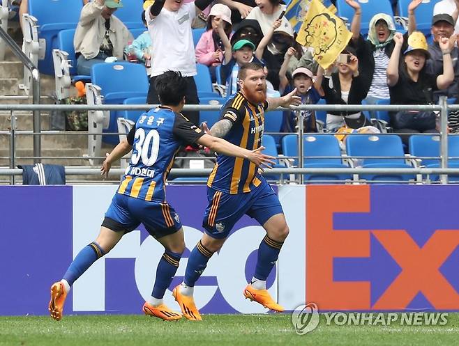 환호하는 마틴 아담 (울산=연합뉴스) 김용태 기자 = 14일 울산 문수축구경기장에서 열린 프로축구 하나원큐 K리그1 울산 현대와 FC서울의 경기에서 울산 마틴 아담이 선제골을 넣고 환호하고 있다. 2023.5.14 yongtae@yna.co.kr