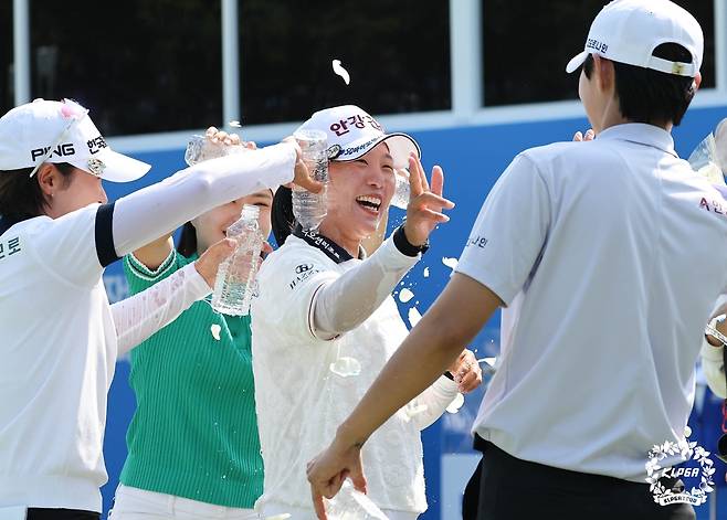 동료들의 축하 물세례를 받는 임진희. [KLPGA 제공. 재판매 및 DB 금지]