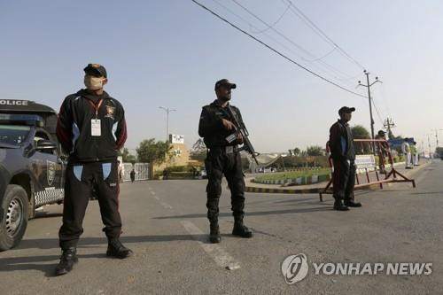 파키스탄 남부 카라치에서 경계 중인 군인들
[AP 연합뉴스 자료사진. 재판매 및 DB 금지]