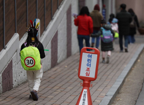 어린이보호구역(스쿨존)에서 어린이들이 걸어가고 있다.(사진=이데일리DB)