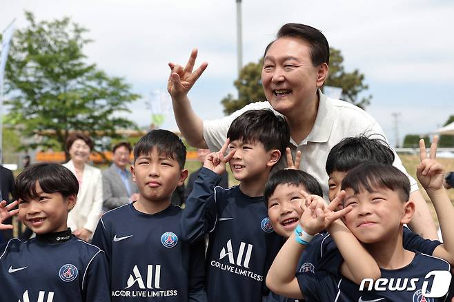 윤석열 대통령이 14일 서울 용산어린이정원 스포츠 필드에서 열린 전국 유소년 축구대회 현장을 찾아 어린이들과 기념 촬영하고 있다. (대통령실 제공) 2023.5.14/뉴스1 ⓒ News1 안은나 기자