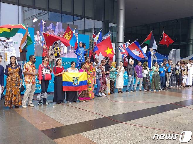 지난 2019년 성남시청 광장에서 열린 '지구촌 어울림 축제'때 모습,(성남시 제공)