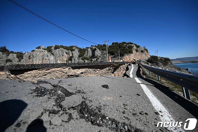 규모 7.8의 지진이 강타한 튀르키예 카라만마라슈에서 도로가 파손된 모습이 보인다. ⓒ AFP=뉴스1 ⓒ News1 우동명 기자