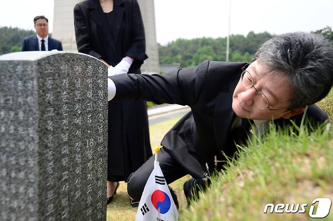 유승민 전 국민의힘 의원이 제43주년 5·18민주화운동을 사흘 앞둔 15일 오전 광주 북구 운정동 국립5·18민주묘지를 찾아 고 윤상원 열사의 묘역을 살펴보고 있다. 2023.5.15/뉴스1 ⓒ News1 이승현 기자