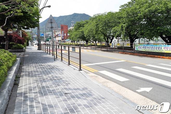 (정읍=뉴스1) 박제철 기자 = 전북 정읍시가 안전하고 쾌적한 도로환경 조성을 위해 동신초등학교 앞 등 7곳에 대해 도로정비를 추진한다.  보도블럭이 교체된 학교앞 인도(정읍시 제공)2023.5.15/뉴스1