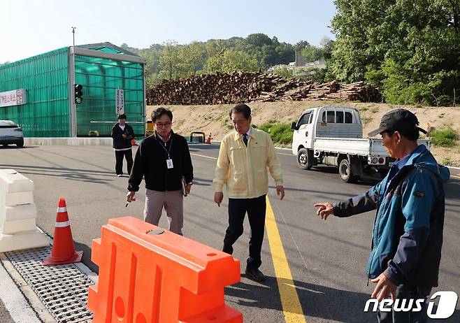 송인헌 충북 괴산군수가 구제역 거점소독소를 찾아 현장을 살피고 있다.(괴산군 제공)/뉴스1