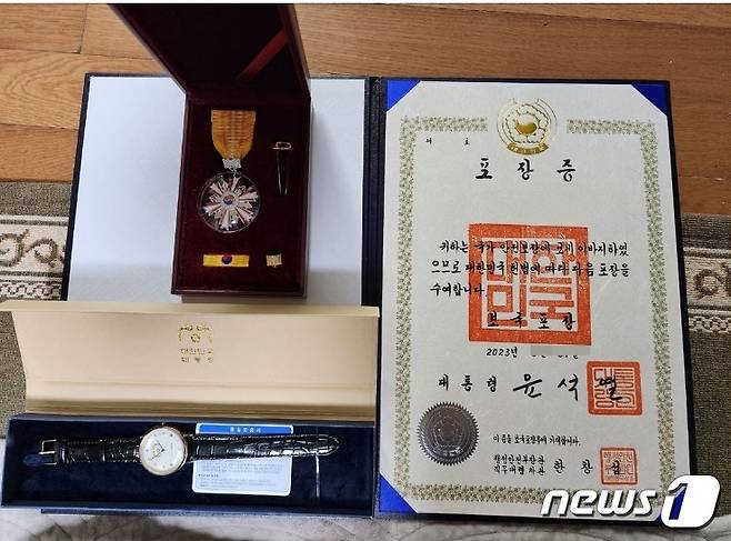 군에서 30년이상 33년 미만 근무한 이에게는 그 수고를 국가가 보상한다는 의미에서 보국포장이 수여된다. (SNS 갈무리) ⓒ 뉴스1