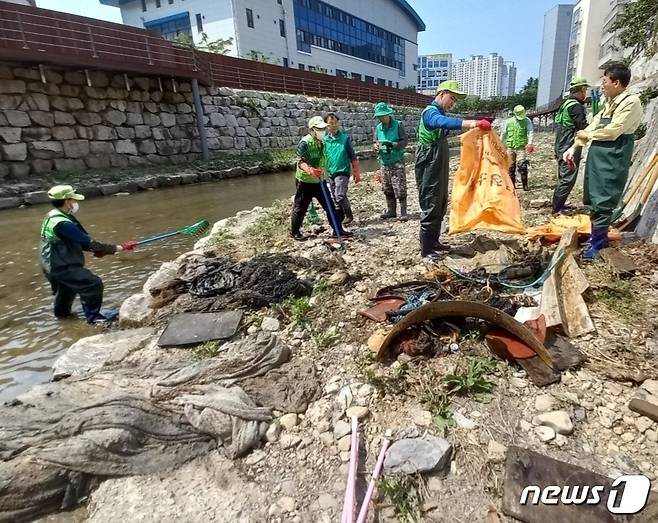 기온이 올라가면서 4급수의 오염된 물에 사는 깔따구가 기승을 부리자 대구 수성구가 지난 11일 범어천 하류에서 퇴적물을 제거하는 환경정비에 나서고 있다.(대구 수성구 제공)