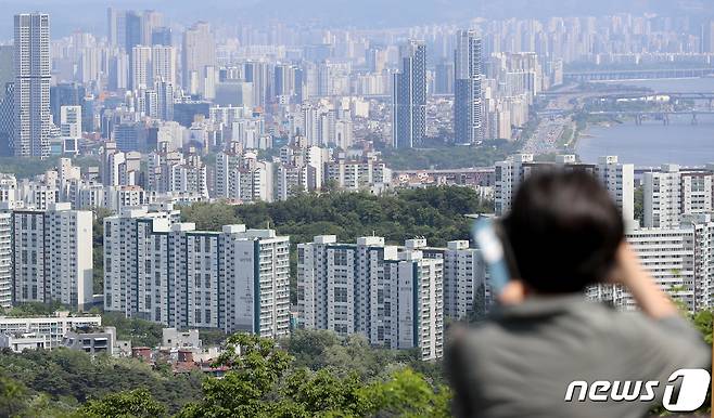 14일 서울 중구 남산 전망대를 찾은 관광객들이 도심 속 아파트 단지를 바라보고 있다. 2023.5.14/뉴스1 ⓒ News1 장수영 기자