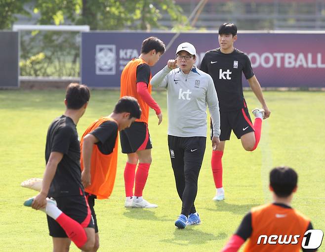 황선홍 24세 이하 대표팀(U-24) 감독이 15일 경기 파주시 축구국가대표트레이닝센터(NFC)에서 열린 첫 소집 훈련에서 훈련 지시를 하고 있다. 항저우 아시안게임에 출전하는 U-24 대표팀 24명은 모두 K리그에서 활약 중인 선수들로 선발됐다. 2023.5.15/뉴스1 ⓒ News1 신웅수 기자