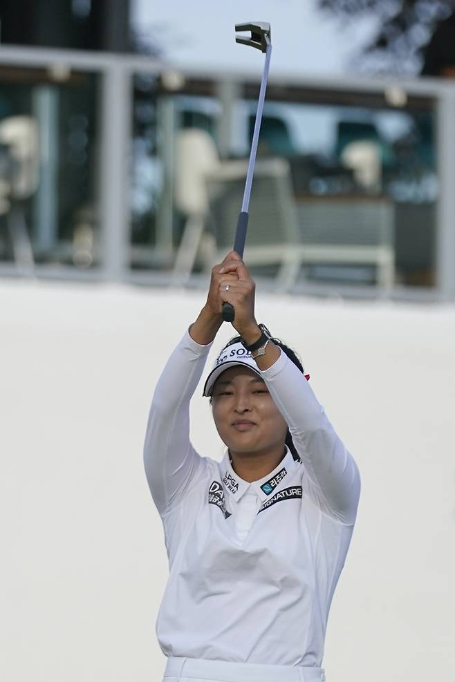 고진영이 15일(한국시간) 미국 뉴저지주 클리프턴에 있는 어머 몽클레어CC에서 열린 LPGA투어 코그니전트 파운더스컵에서 우승을 차지한 직후 퍼터를 높이 들어 감격하고 있다. 클리프턴(미 뉴저지주) |  AP 연합뉴스