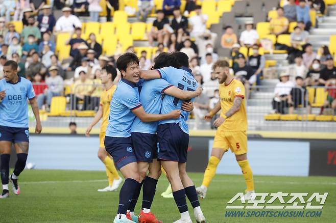 2004년생 박세진의 데뷔골을 1999년생 영건 고재현, 2002년생 황재원이 함께 기뻐하고 있다. 사진제공=대구FC