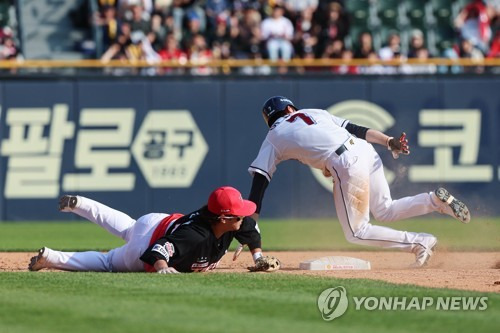 포구 실책하는 김선빈. ⓒ연합뉴스