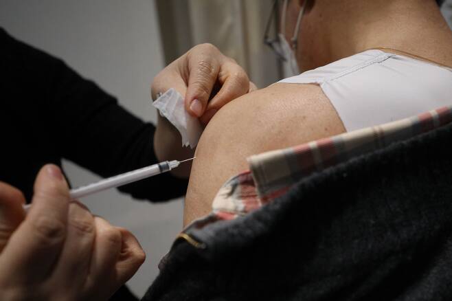 미 노스웨스턴대 연구팀이 60세 이상 고위험군에서 화이자와 모더나 백신 효과에 차이가 있다는 연구 결과를 발표했다. 사진은 지난해 12월 서울 용산구 김내과의원에서 의료진이 코로나 2가 백신을 접종하고 있는 모습 /뉴스1