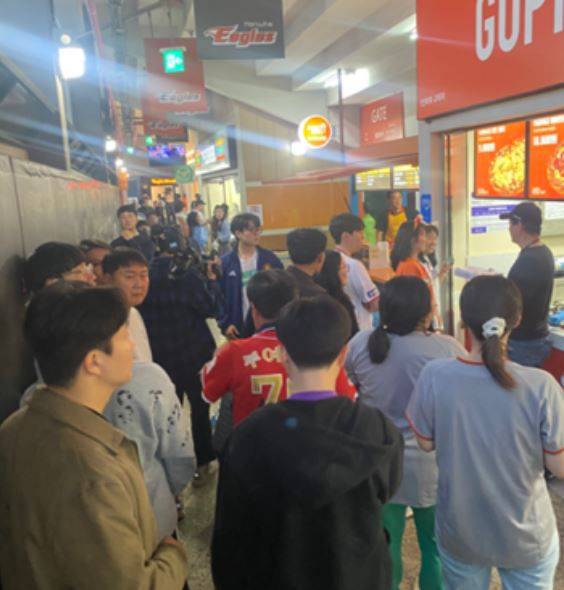 이달 문 연 대전한화이글스파크 고피자 매장에 고객들이 줄을 서있다./고피자 제공
