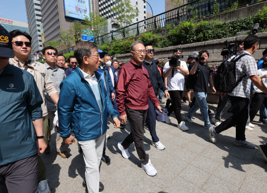 이명박 전 대통령이 15일 '청계천을 사랑하는 모임'(청사모) 구성원들과 옛 참모들과 함께 산책하고 있다.사진=연합뉴스