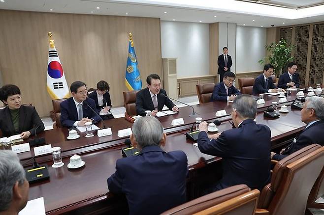 윤석열 대통령이 15일 서울 용산 대통령실 청사에서 한일 경제인회의 일본 대표단을 접견하고 있다. ⓒ대통령실