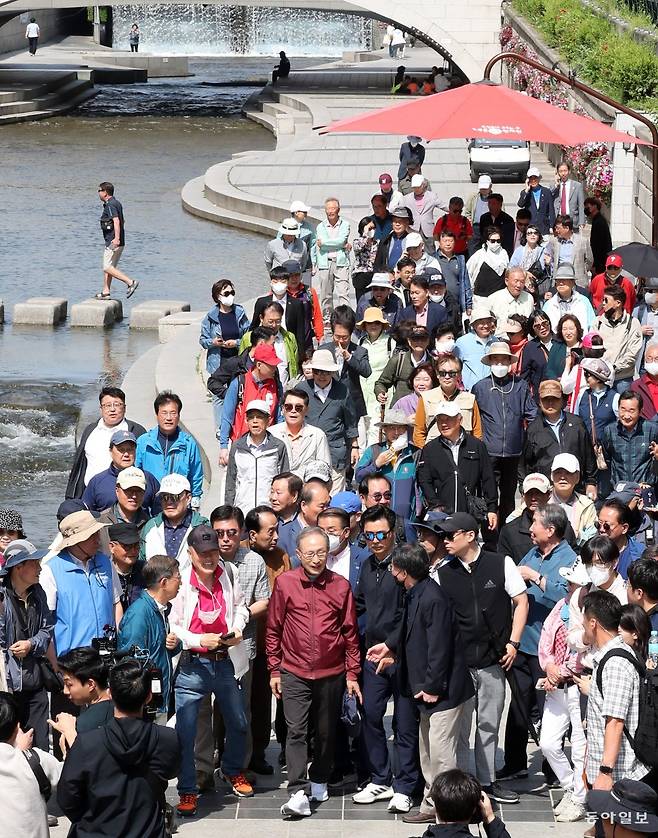 이명박 전 대통령이 15일 서울 청계천을 옛 참모들과 산책하고 있다. 청계천 복원사업은 이 전 대통령의 서울시장 재임 시절 대표적인 치적 중 하나로 꼽힌다. 사진공동취재단