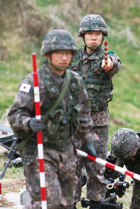 예비군훈련 중인 예비군들이 직책별 수행능력을 배양, 숙달하기 위해 61밀리 견인포 조포 훈련을 실시 중이다. 사진=육군 제공