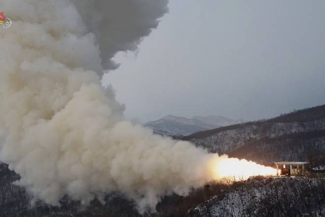 2022년 12월 16일 북한이 고체연료를 사용하는 신형 대륙간탄도미사일(ICBM)을 개발하기 위한 것으로 보이는 고출력 로켓엔진 시험에 성공했다고 밝혔다. 조선중앙TV는 16일 "조선로동당 제8차대회가 제시한 국방력강화의 중요핵심목표들을 결사완수하려는 국방과학연구부문 과학자, 기술자들의 불굴의 의지와 완강한 노력이 실천적인 성과들로 이어지고 있는 가운데 또다시 12월 15일 전략적의의를 가지는 중대시험이 진행되였다"고 보도했다. 사진=조선중앙TV