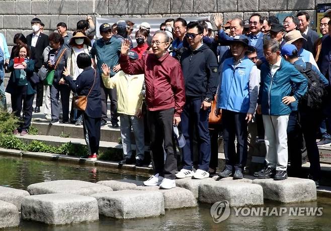 이명박 전 대통령이 15일 오전 서울 청계천에서 '청계천을 사랑하는 모임'(청사모) 구성원들과 옛 참모들과 함께 산책하고 있다. 사진=연합뉴스