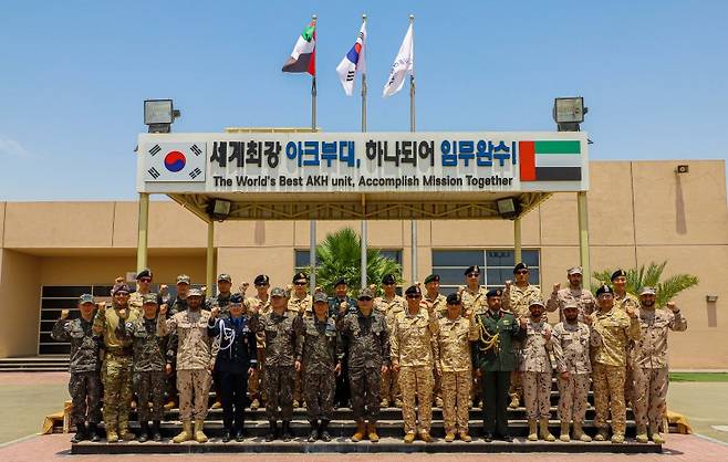 김승겸 합참의장이 12일(현지시간) 아크부대를 찾아 장병들을 격려한 뒤 기념촬영 하고 있다. 사진=합참 제공