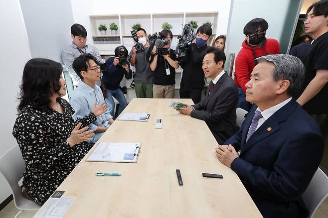 오세훈 서울시장과 이종섭 국방부 장관이 15일 오전 서울 용산구 서울시청년활동지원센터에서 열린 서울시-국방부 청년정책 업무협약 체결식을 마친 뒤 센터를 둘러보고 있다. 사진=연합뉴스