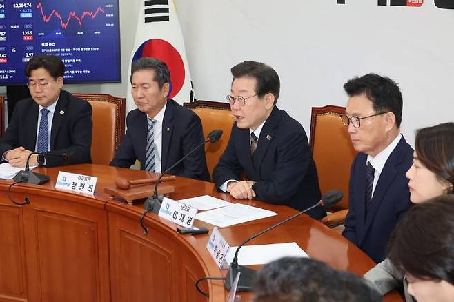 이재명 더불어민주당 대표(왼쪽 세번째)가 지난 12일 서울 여의도 국회에서 열린 최고위원회의에서 일본의 후쿠시마 원전 오염수에 대해 발언하고 있다. 사진=박범준 기자