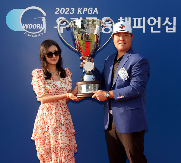 2023년 한국프로골프(KPGA) 코리안투어 우리금융 챔피언십 우승을 차지한 임성재 프로와 그의 아내. 사진제공=KPGA