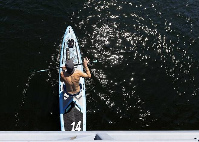 14일(현지시각) 한 남성이 미국 시애틀 유니언 호수에서 보트를 타는 모습. AP 연합뉴스