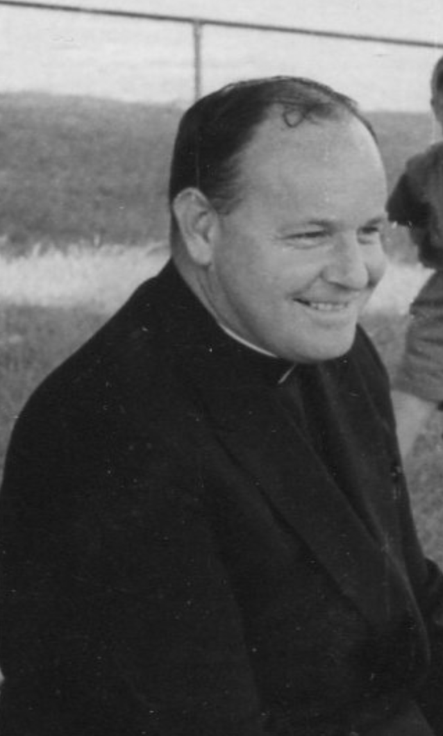1960년대 전반기 부제 시절의 밥 신부. 그는 사제의 권위를 절대시하는 교권주의(clericalism)에 맞서, 로만칼라를 떼어내고 가난한 이들의 이웃으로서 그들을 만나고 힘껏 도우려 했다. 그는 그것이야말로 예수가 가르친 가장 어려운 지침, 즉 타인에 대한 사랑의 실천이라 여겼다. 위키피디아.