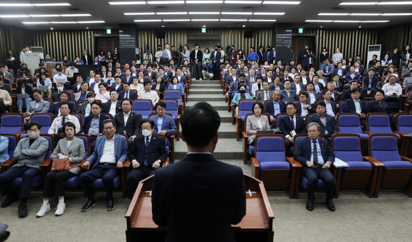 박광온 더불어민주당 원내대표가 14일 오후 서울 여의도 국회에서 열린 의원총회에서 발언하고 있다. [사진=뉴시스]