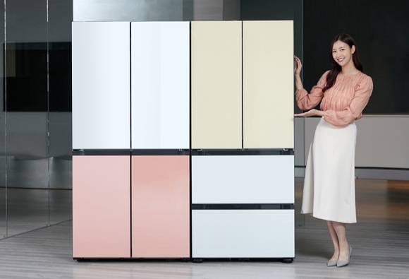 삼성전자 모델이 수원시 영통구 매탄동에 위치한 삼성전자 수원사업장에서 프리미엄 김치냉장고 '비스포크 김치플러스' 키친핏 타입을 소개하고 있다. [사진=삼성전자]