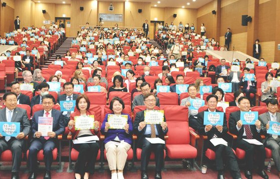 손팻말을 든 ‘한국 사회의 해외 입양, 왜곡된 인식 너머의 진실’ 토론회 참석자들.