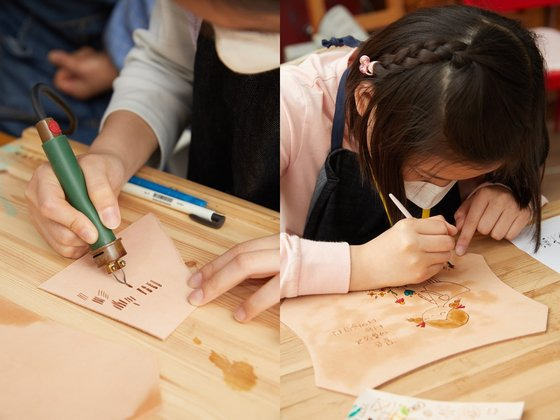 버닝펜 사용에 익숙해지기 위해 남은 가죽으로 버닝 연습을 하는 이유민(왼쪽 사진) 학생기자와 수성 염료로 가죽에 채색 중인 조유나 학생기자. 수채화 물감, 아크릴 물감, 색연필, 수성·유성 마커 등도 사용할 수 있다.