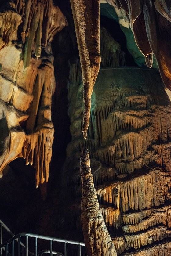 종유석과 석순이 약 10㎝ 떨어져 있는데 백 년에 1㎝ 정도 자라 만나려면 천 년이 걸려 천 년의 사랑이라고 불린다.
