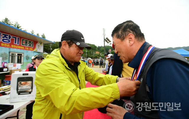 ▲ 최근 하남면 용암리 파크골프장에서 열린 제3회 화천군 파크골프협회장기 대회에서 송호관 군체육회장이 입상자에게 메달을 걸어주고 있다.