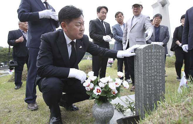 15일 광주광역시 국립 5·18 민주묘지에서 김관영 전북도지사(왼쪽)와 강기정 광주시장 등이 민주열사 묘역을 살펴보고 있다. 전북도 제공