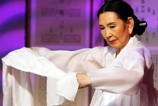 살풀이춤을 추는 인간문화재 정명숙. 연합뉴스