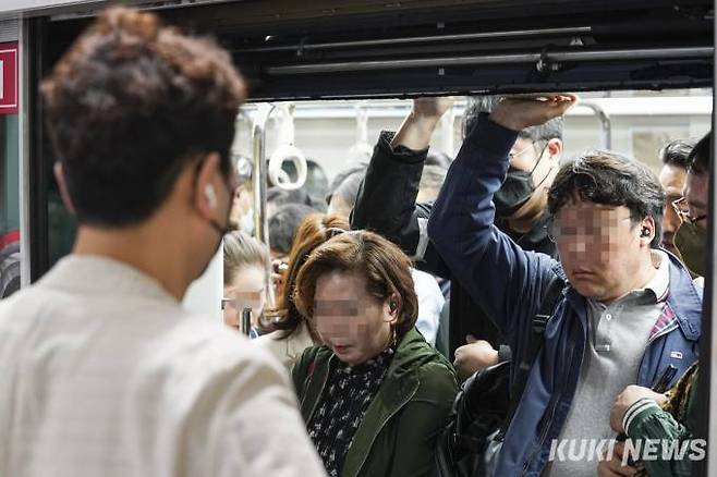 12일 오전 경기 김포시 고촌역 김포골드라인에서 승객들이 탑승을 시도하고 있다.