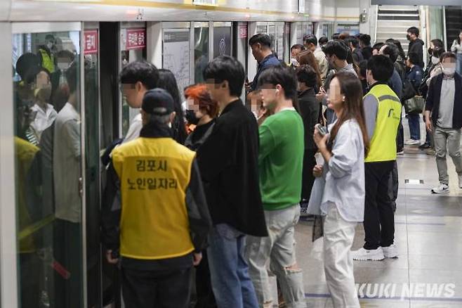 12일 오전 경기 김포시 고촌역 김포골드라인에서 승객들이 탑승을 시도하고 있다.