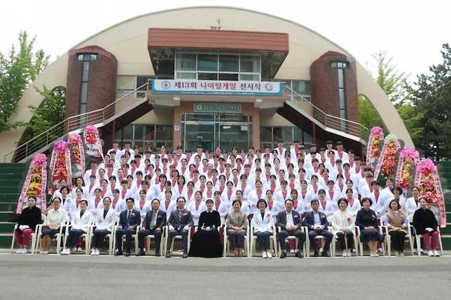 나이팅게일 선서식 참석자들이 기념촬영을 하고 있다. (포항대 제공) 2023.05.15